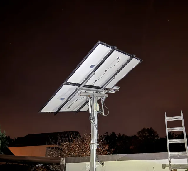 Solartracker mit montierten Modulen beim nächtlichen Funktionstest