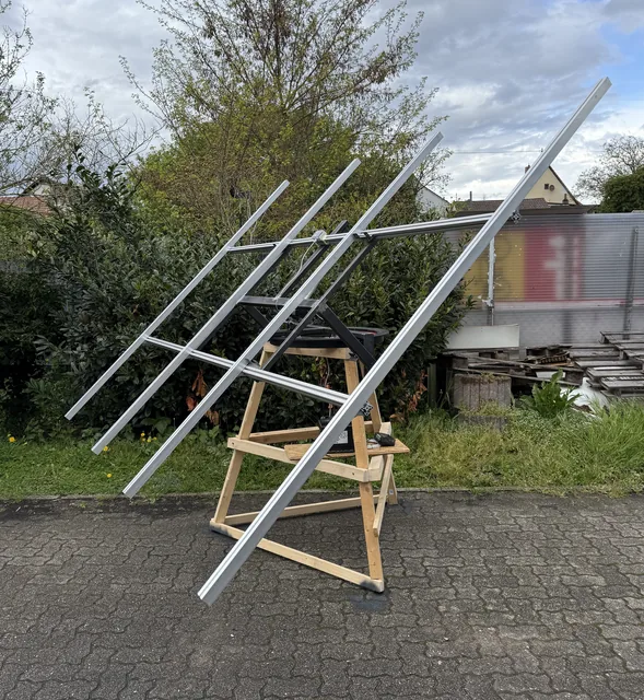 Überarbeitete Tragkonstruktion mit Aluminiumprofilen im Garten