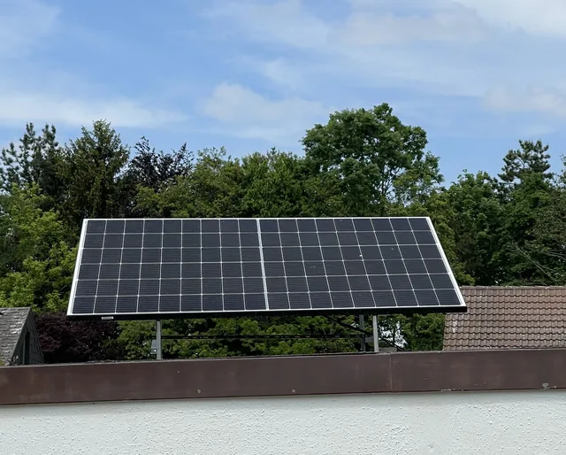 Feste PV-Testanlage mit zwei Solarmodulen auf einem Dach