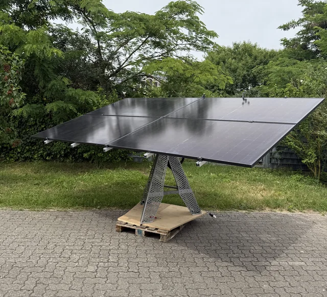 Seriennaher Schwenkkraftwerk Solartracker mit vier Modulen auf einem Metallgestell