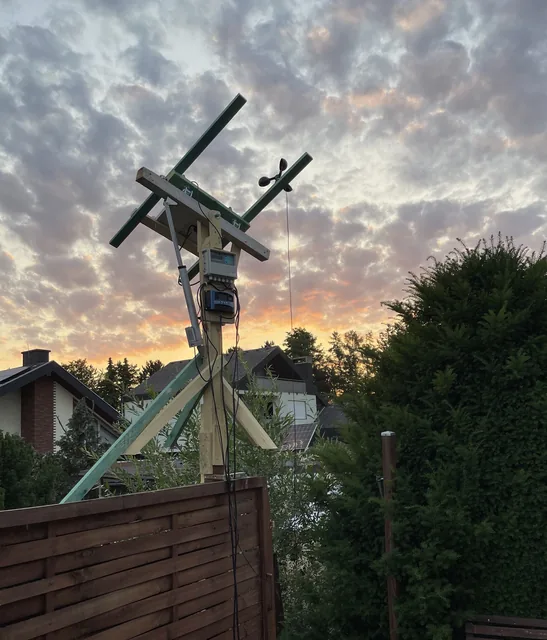Erster Solartracker-Prototyp mit Holzmast, Steuerung und Antrieben