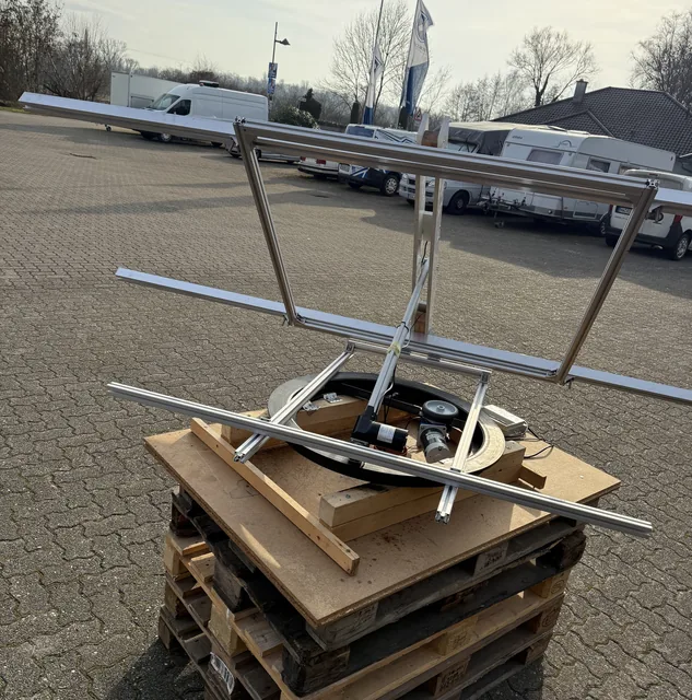 Zweiter Solartracker-Prototyp mit Aluminiumrahmen und Drehantrieb